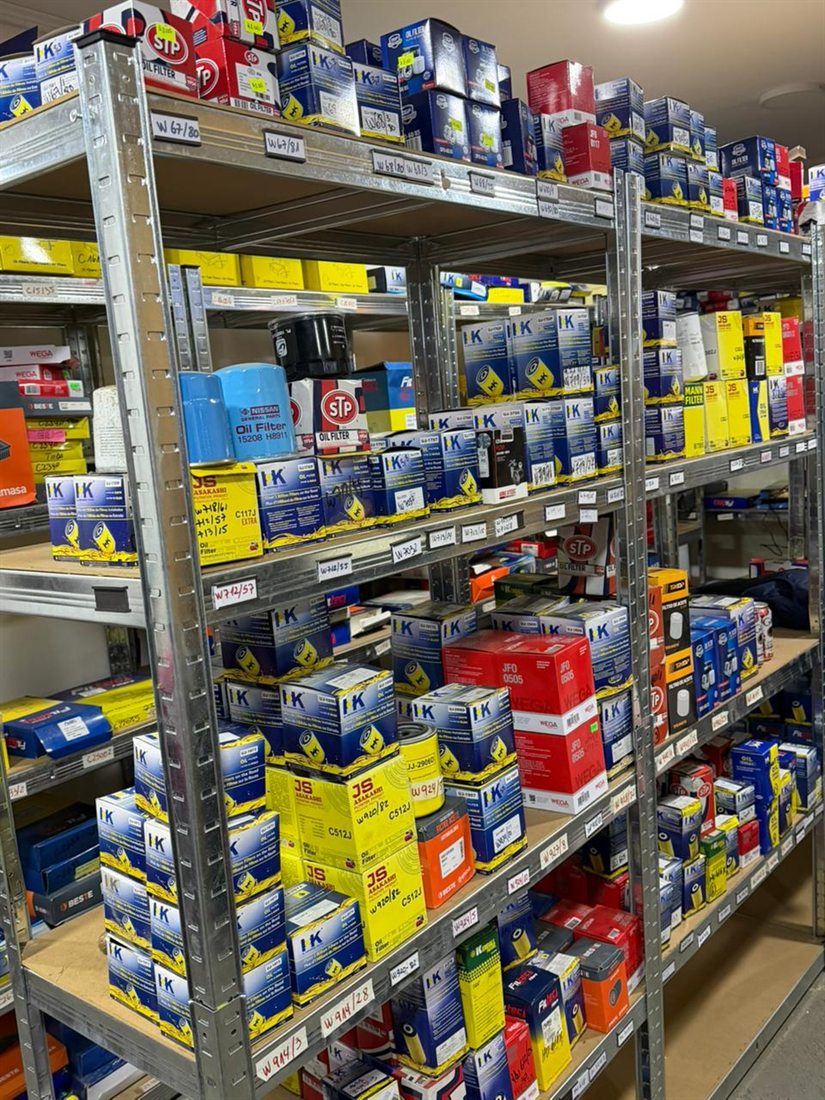 Amplio stock de filtros de aceite, aire y combustible IK y STP